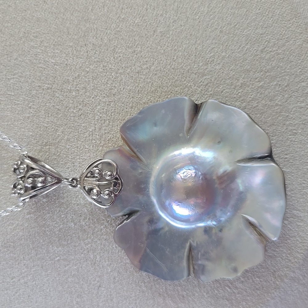 Vintage Silver Tone Mother Of Pearl Pendant Necklace - Picture 2 of 4